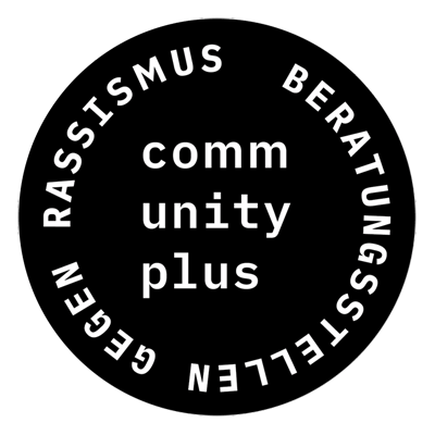 Schwarzer Kreis mit Beschriftung innen: community plus, Beratungsstellen gegen Rassismus