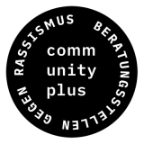 Schwarzer Kreis mit Beschriftung innen: community plus, Beratungsstellen gegen Rassismus